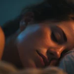 Femme dormant paisiblement grâce aux bienfaits du CBD
